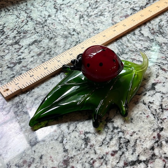 Vintage Hand Blown Glass Lady bug on a green glass leaf paper weight. 2.5 x 8” - Picture 1 of 5